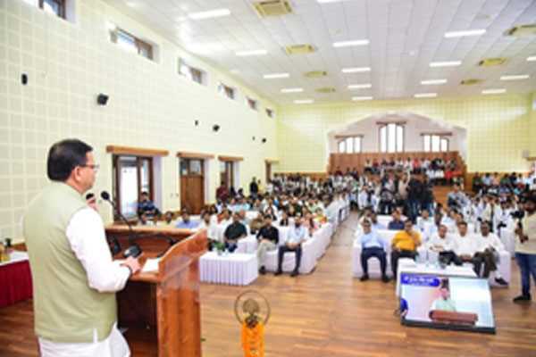 सीएम धामी ने 212 छात्रों को सौंपे नियुक्ति पत्र, उज्जवल भविष्य की कामना की